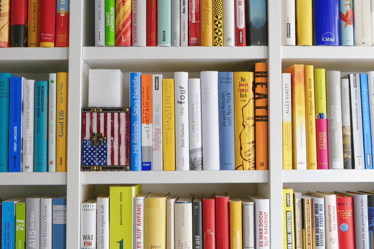 5 Fun and Interesting Ways to Organize your Bookshelf!