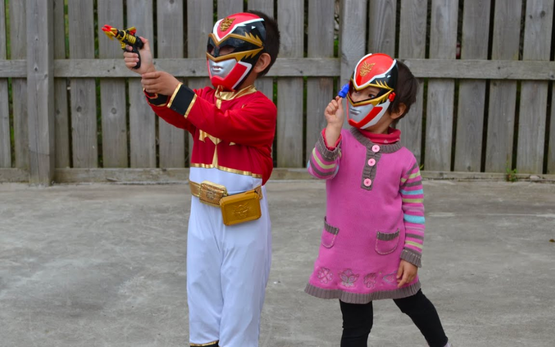 Kids dressed as Power rangers