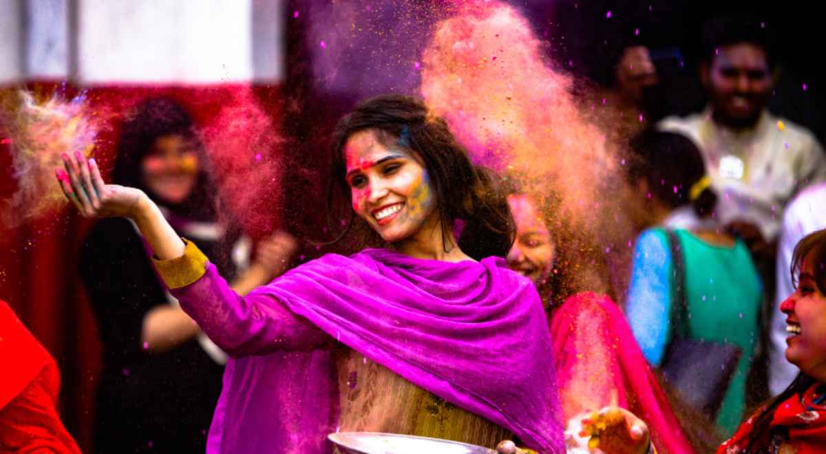 Women playing holi.jpg