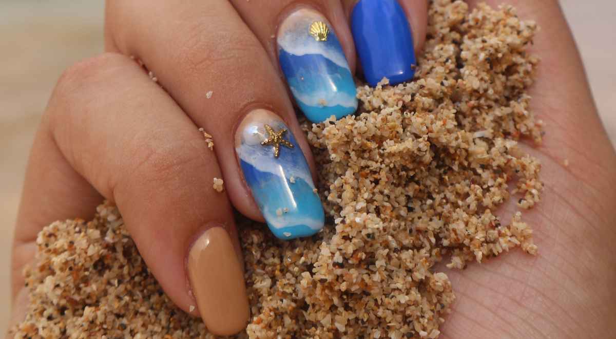 blue beach nails decorated with small shell and starfish