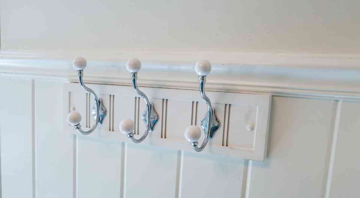 towel hooks in bathroom