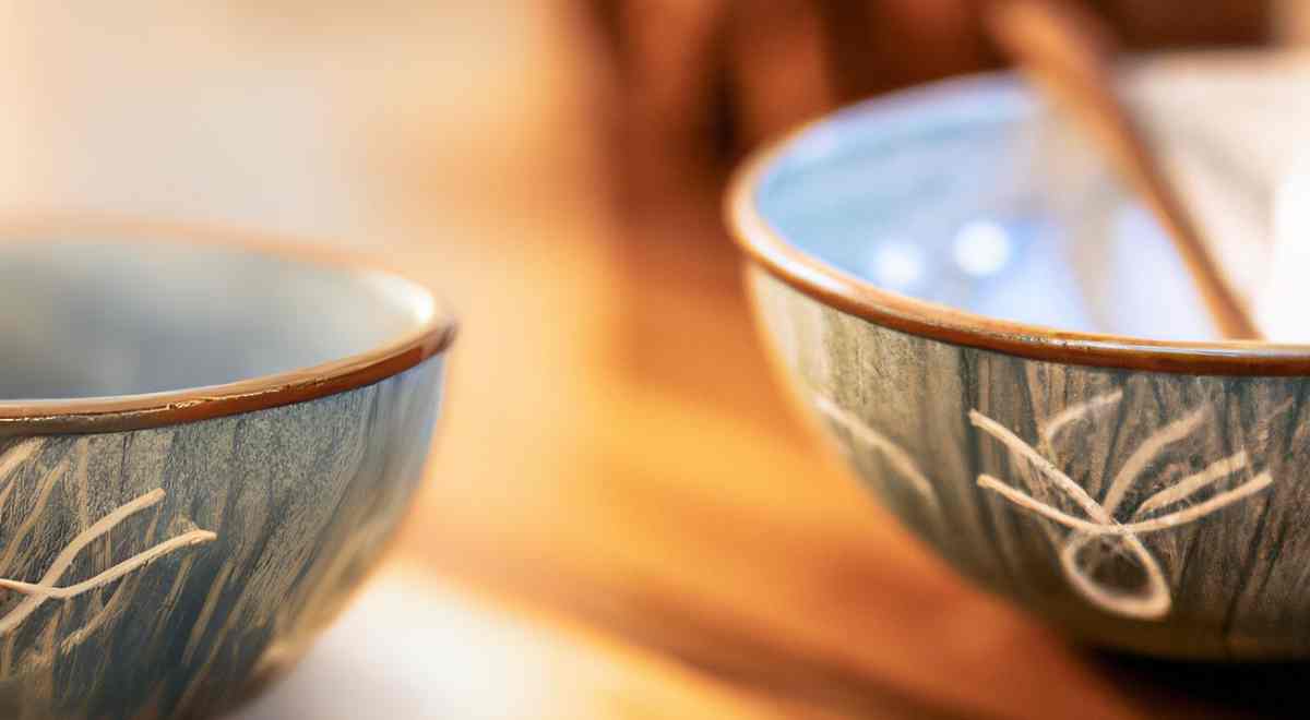 Image of decorative bowls in a coffee table