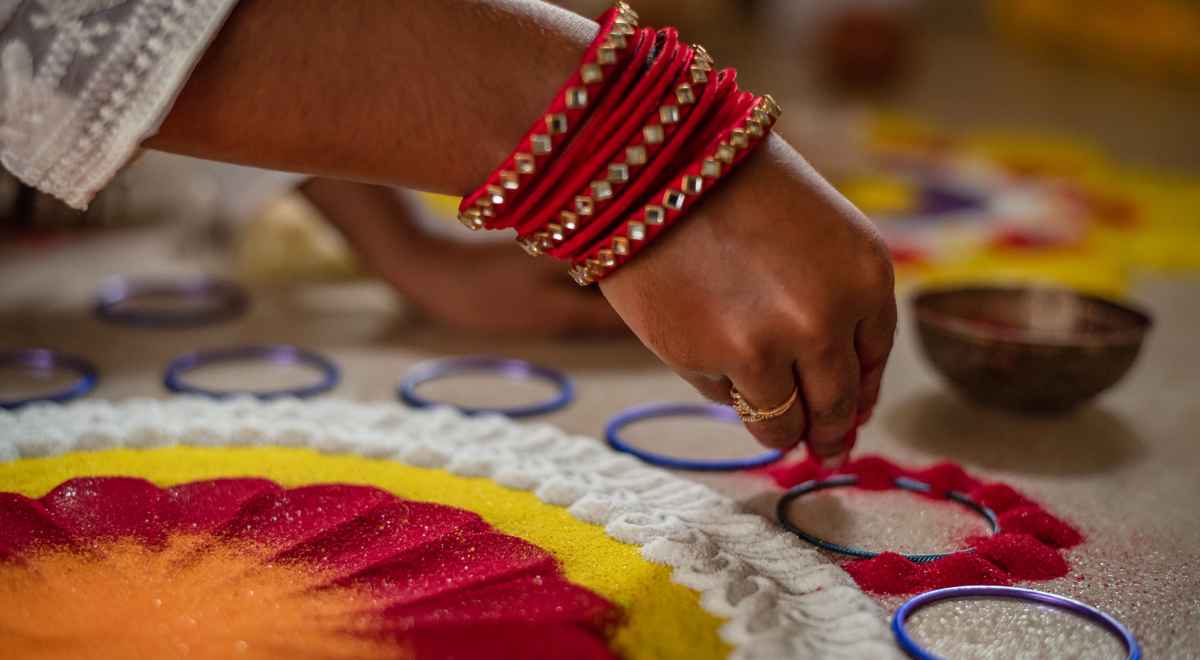 girl making rangoli 