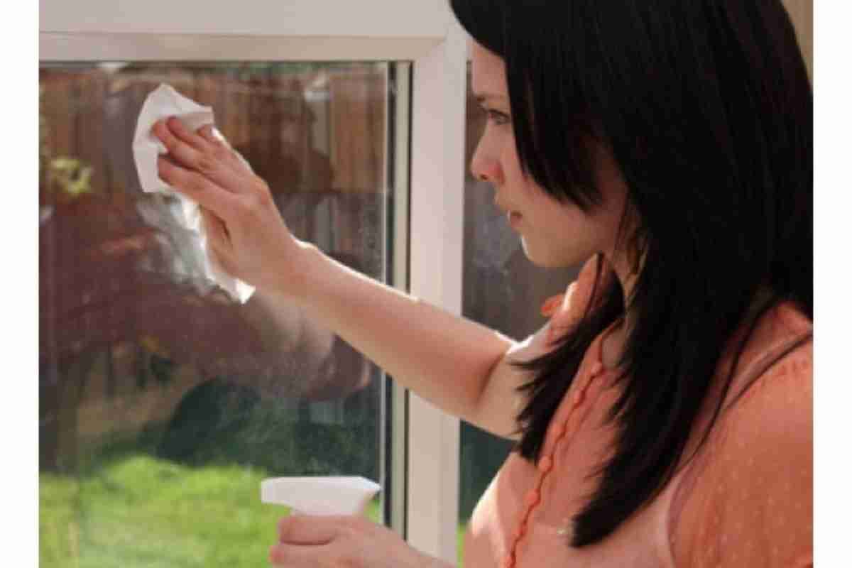 Cleaning windows with vinegar and newspaper