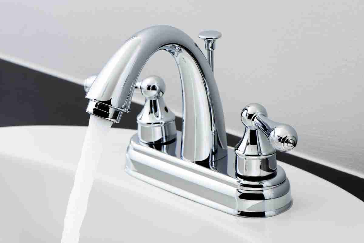 A center set faucet 