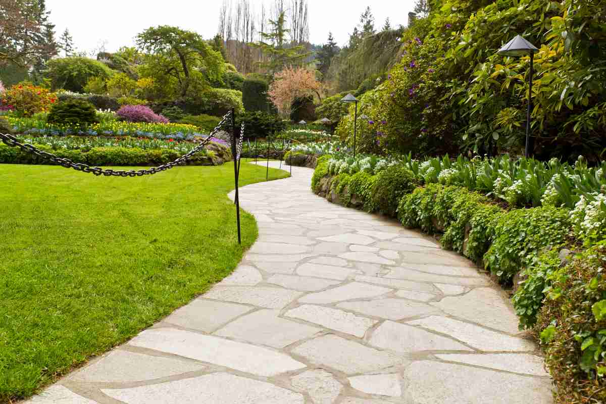 Enhance The Beauty Of Your Garden Pathway