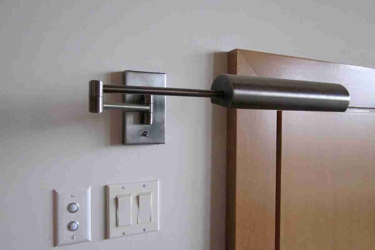 Light switches conveniently placed near the bedside 