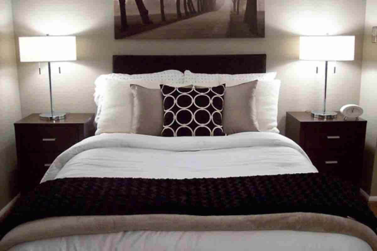 Individual lamps on bedside tables in a bedroom