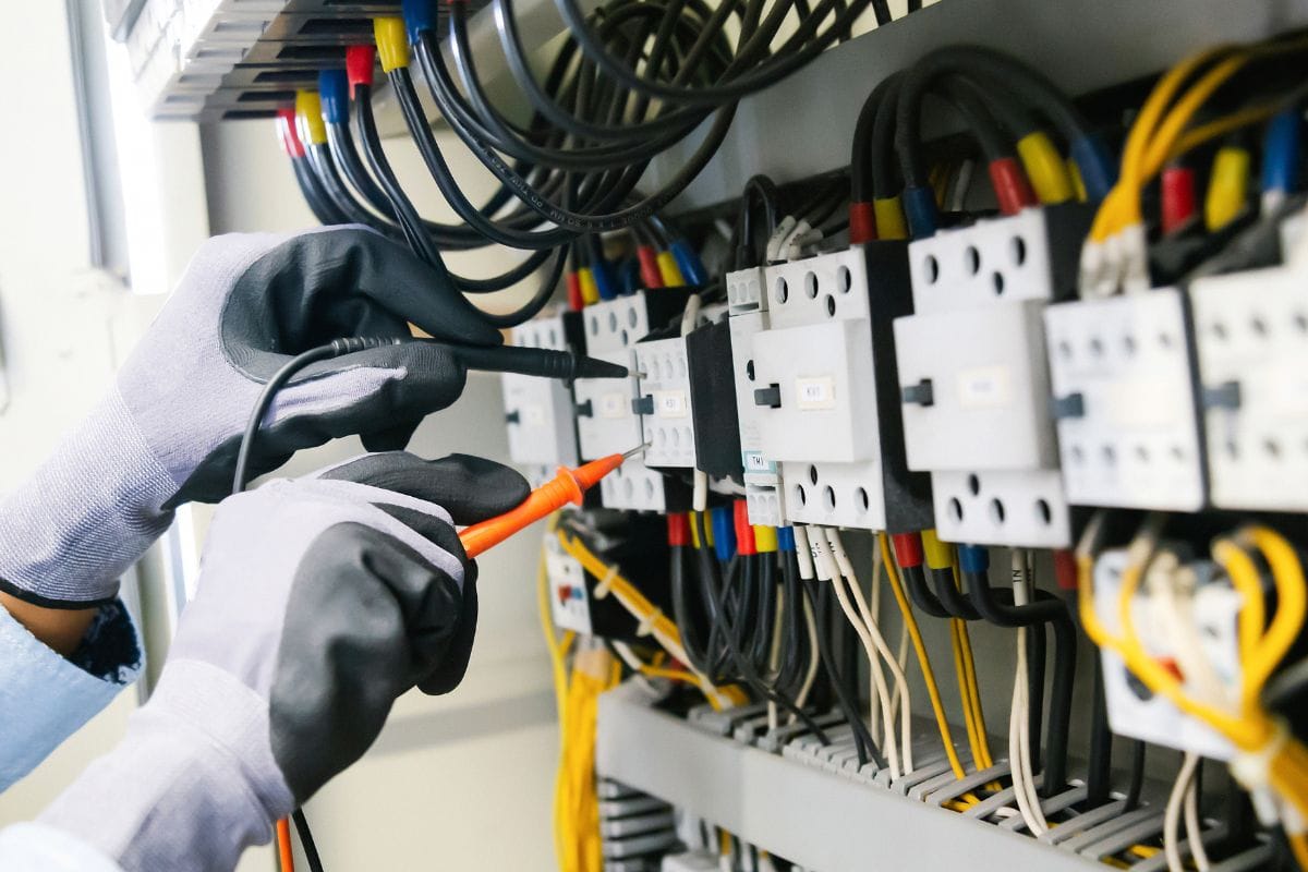 Reasons of hiring electrical engineer contractors
