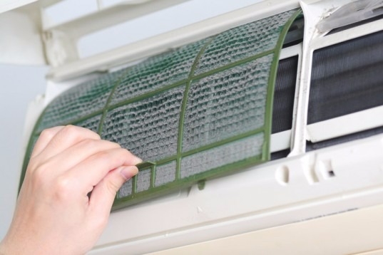 cleaning air conditioner's dust filter